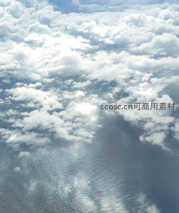 云海之上，阳光洒落波光粼粼的海面