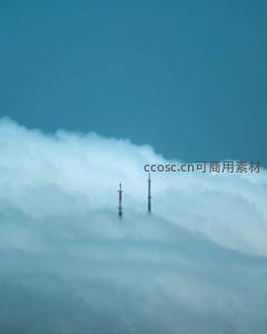 云雾缭绕山巅，两座通信塔刺破苍穹