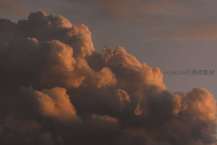 夕阳余晖染红云朵，壮丽晚霞映照天际