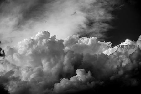 黑白世界里的云朵，戏剧性光影交织