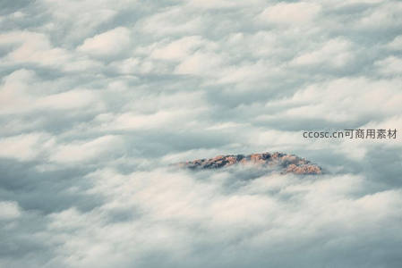 云雾缭绕峰顶现，孤山隐现如仙境