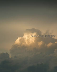 夕阳穿透厚重云层洒下金光