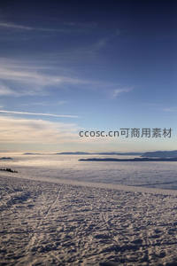 雪坡俯瞰云海，远山若隐若现