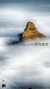 缆车穿云，孤峰耸立云海中