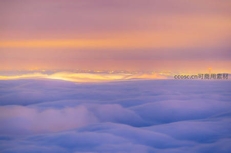 城市灯火穿透云海，梦幻夜景