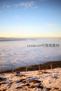 雪地围栏望云海，晨曦温柔洒落