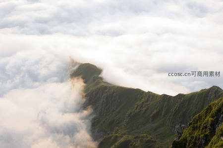 云海缭绕山峦，绿意盎然峰顶