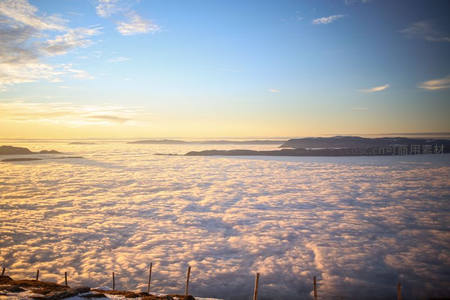 日出云海金辉洒满山川大地
