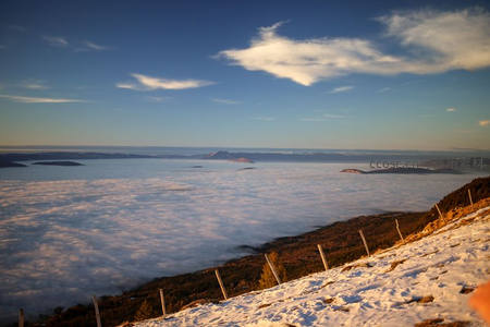 雪坡之上俯瞰云海与远山