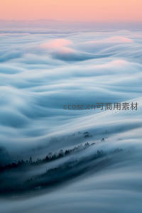 蓝调云海如丝绸般流淌山谷