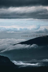 乌云压顶的山峦云海