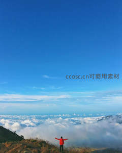 山顶之上拥抱云海的人