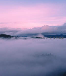 粉紫霞光下的云海秘境