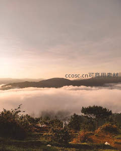 云海日出，山峦如黛，静谧清晨