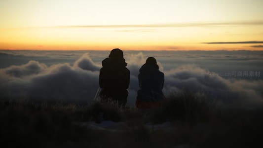双影相依，共赏云海落日余晖