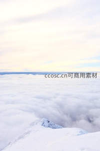 雪峰之巅俯瞰云海，天地一色如仙境