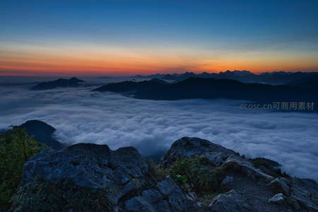暮色山峦沉入云海，霞光染透天际线