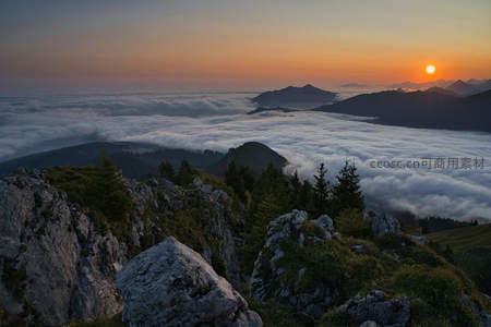 朝阳初升穿透云层，山间云海如梦似幻