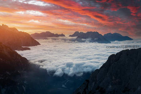 云海日出，群山如黛映霞光