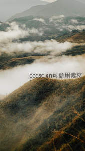 山巅二人立，云雾缭绕如仙境