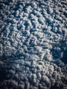 高空俯瞰棉花糖般的云海