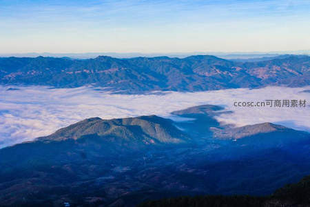 群山之巅云海翻腾如仙境