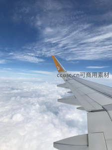 机翼划过蓝天白云之间