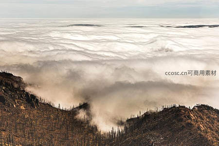 山脊之上云海如浪涌动