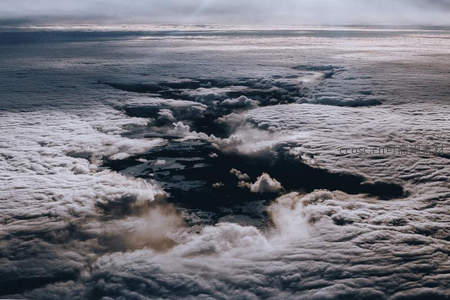 云海之上，航拍视角下的壮丽奇观