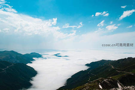 高山之巅俯瞰云海，蜿蜒山路穿云而过