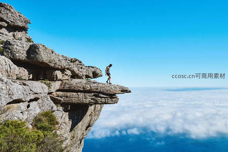 悬崖边独行者，脚踏云端心向远方