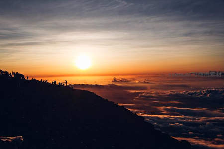 山顶日出云海剪影