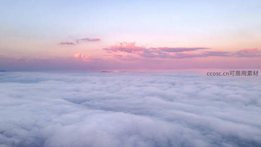 粉紫霞光洒落云海，温柔如梦