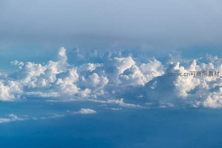 高空俯瞰蓬松云海，蓝天如洗