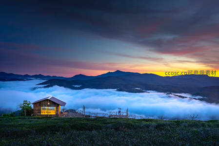 木屋暖灯映霞光，云海日落时分