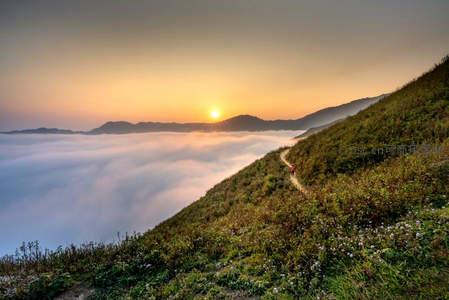 云海日出，山径独行者
