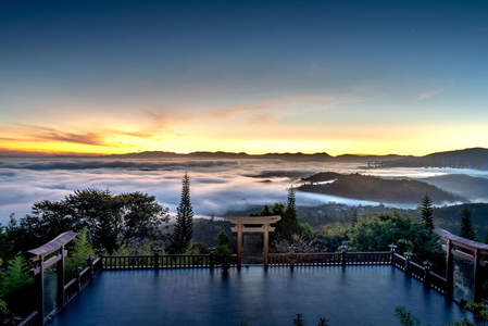 鸟居观云，日出东方