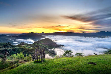 山顶草甸俯瞰云海，夕阳为群山镀上金边