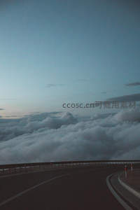 盘山公路蜿蜒伸向云海，暮色苍茫如仙境