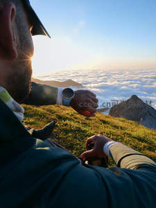 登山者俯瞰云海，心旷神怡
