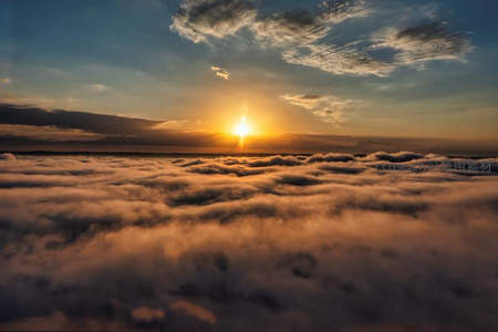 朝阳破云而出，云海镀上金边