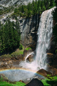 彩虹横跨瀑布，山林间光影斑斓