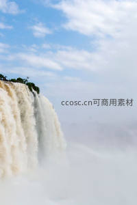 云雾缭绕的壮丽瀑布从悬崖倾泻而下