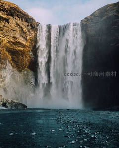 雄伟瀑布从峭壁直落深潭水花四溅