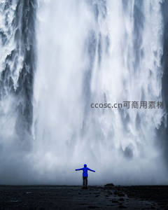 蓝衣人张臂迎瀑，水幕如墙气势恢宏
