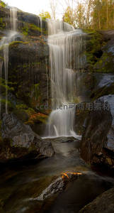 层叠瀑布穿石而落，秋叶点缀水光潋滟
