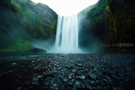 冰岛斯科加瀑布宏伟壮观水雾弥漫