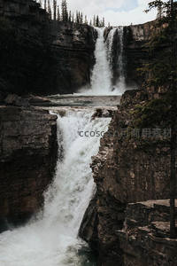 峡谷双瀑奔腾不息，岩石峭壁环绕其间