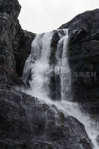 峭壁飞瀑，水雾弥漫山间