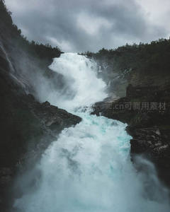 湍流奔涌，碧水撞岩成雪